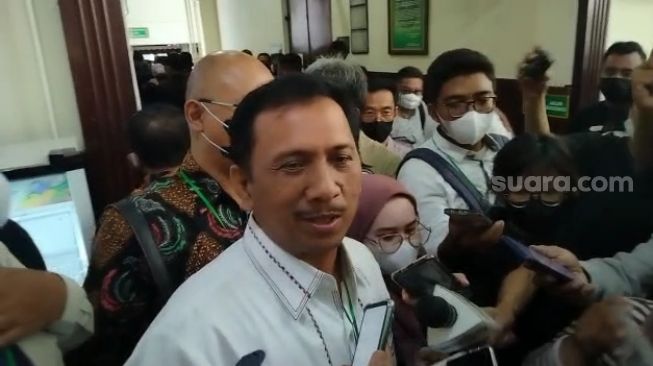 Penasehat Hukum Mas Bechi, I Gede Pasek Suardika, pasca sidang pembacaan dakwaan di Pengadilan Negeri Surabaya, Senin (18/7/2022). [Suara.com/Dimas Angga].