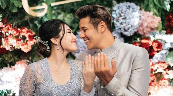  Artis Rilis Lagu Duet Pernikahan (Instagram/@viavallen)