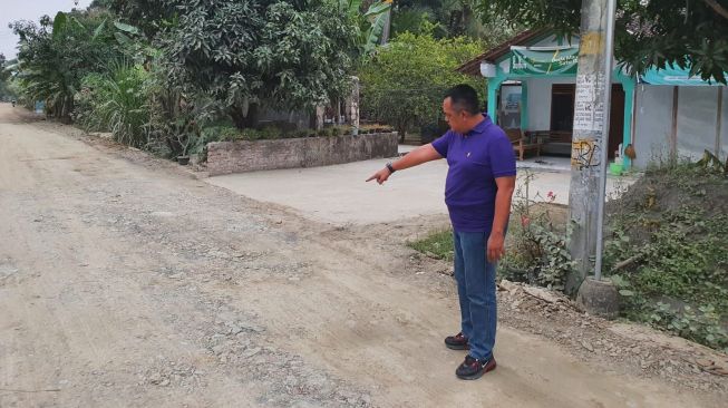 Tanah Urug Proyek Pembangunan Jalan Tol Solo-Yogya Diduga Ilegal, Jalan Desa di Klaten Rusak Parah