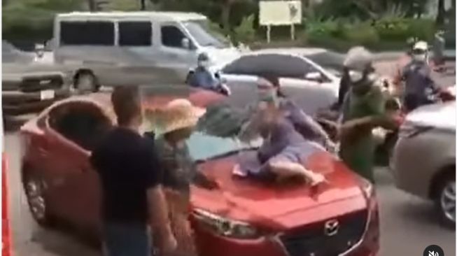 Viral, Istri Nekat Hadang dan Naiki Body Depan Mobil Suami yang Diduga Membawa Selingkuhan