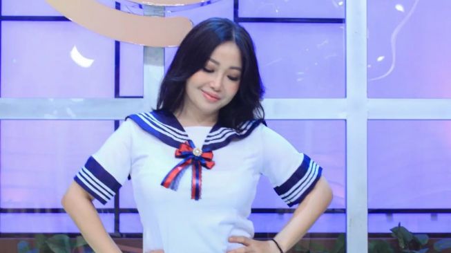 5 Ide OOTD Gaun Selutut ala Chef Marinka, Dijamin Awet Muda Body Goals Terekspos