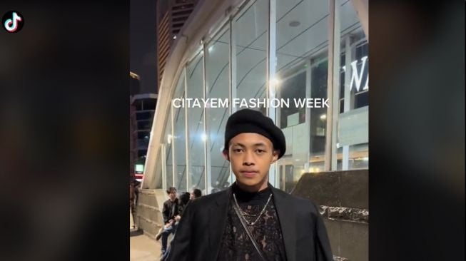 Kreatif! Remaja Padukan Brokat dan Batik di Citayam Fashion Week, Penampilannya Viral