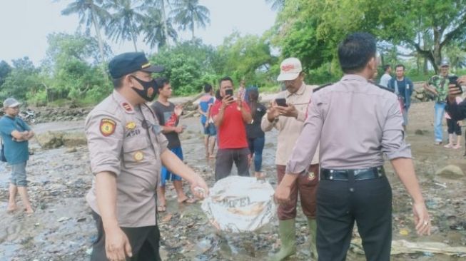 Polisi Minta Keterangan Saksi Penemuan Mayat Bayi di Pinggir Pantai Panimbang Pandeglang