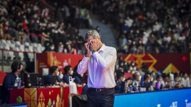 Pelatih timnas basket Indonesia Milos Pejic menutup wajahnya dengan tangan pada babak playoff FIBA Asia Cup 2022 di Istora Gelora Bung Karno, Senayan, Jakarta, Senin (18/7/2022). China mengalahkan Indonesia dengan skor 108-58. ANTARA FOTO/Galih Pradipta/tom.