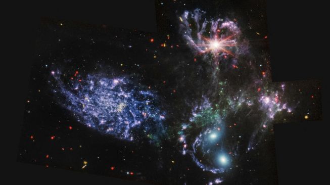 Gambar hasil jepretan Teleskop Luar Angkasa James Webb (JWST) menunjukkan Kuintet Stephan yang terdiri dari lima galaksi yang saling terikat dalam pergerakan hingga menimbulkan tarian kosmik. Kelima galaksi dari Stephan's Quintet ini juga dikenal sebagai Hickson Compact Group 92 (HCG 92), dirilis NASA pada Selasa (12/7/2022). [NASA / ESA / Webb / AFP] 