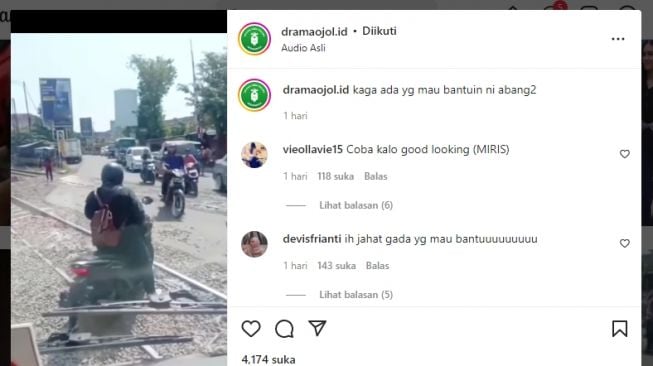 Miris! Motornya Tersangkut di Rel Kereta Api, Pengendara Ini Tak Ada yang Bantu