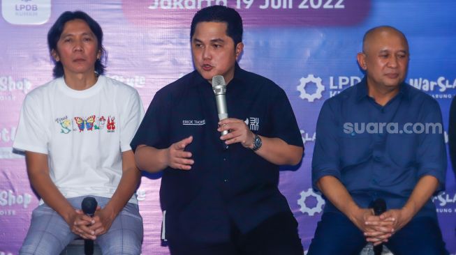 Menteri BUMN Erick Thohir saat launching koperasi Slankops di Jalan Potlot, Jakarta Selatan, Selasa (19/7/2022). [Suara.com/Alfian Winanto]