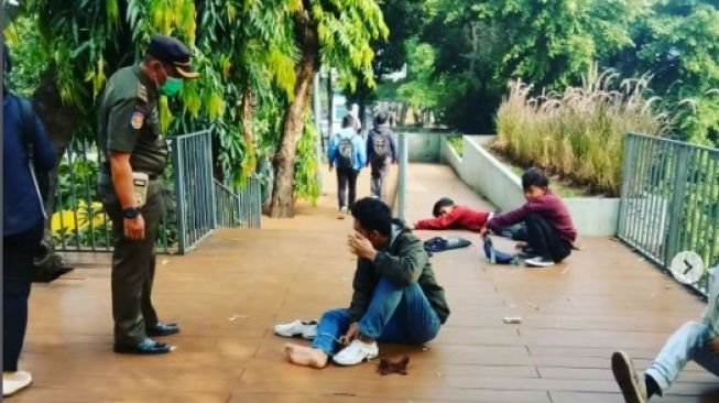 Viral ABG Citayam Fashion Week Tidur Ngemper di Dukuh Atas, Ujungnya Ditertibkan Satpol PP