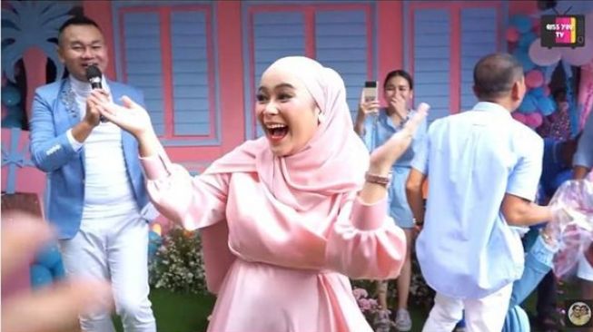 Momen Gender Reveal Kehamilan Syifa Adik Ayu Ting Ting. (YouTube/ Qiss You TV)