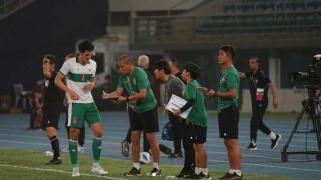 Nova Arianto saat mendampingi Shin Tae-yong di timnas Indonesia. (Instagram/novarianto30)