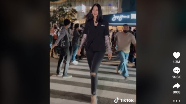 Paula Verhoeven Menjajal 'Catwalk' Citayam Fashion Week. (TikTok)