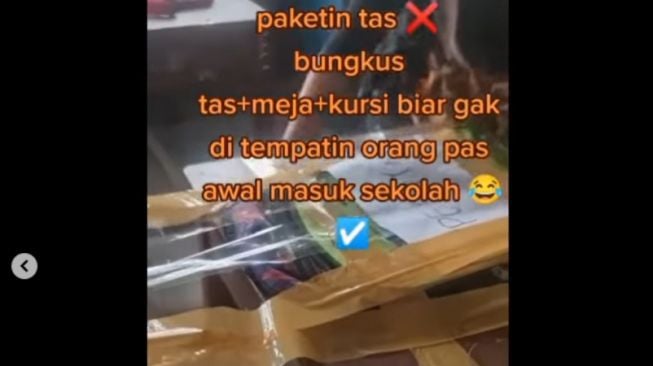 Emak-emak lakban kursi dan meja anaknya karena takut direbut siswa lain (Instagram/ @kepoin_trending).