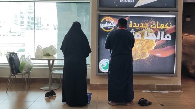 Suasana The Clock Towers Shopping Center, pusat perbelanjaan yang berada tepat di depan Masjidil Haram, Makkah saat adzan berkumandang. [Dok. MCH 2022]