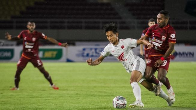 Arsip - Abdul Rahman (jersey putih) saat masih memperkuat PSM Makassar. [Antara]