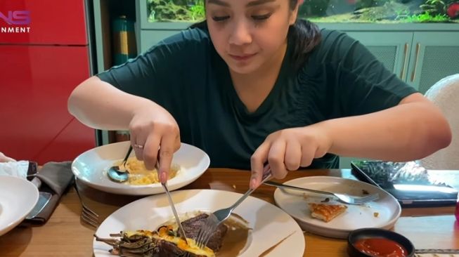 Momen Nagita Slavina Makan Steak Berlapis Emas (YouTube Rans Entertainment)