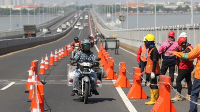 Ada Perbaikan, Pengendara Motor di Suramadu Dialihkan