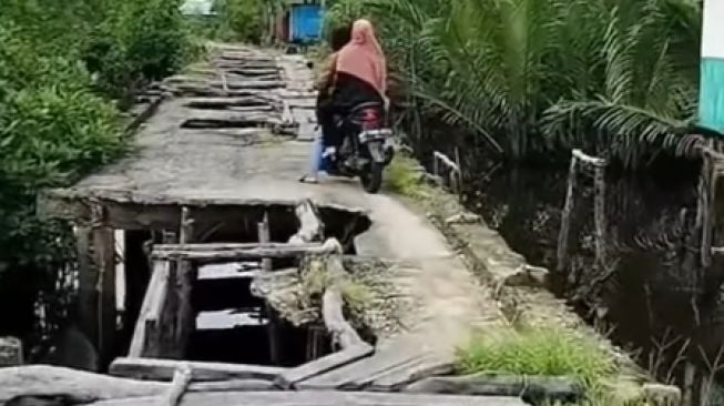 Viral, Jembatan Ini Rusak Parah Tak Layak Dilewati, Oleng Dikit Bisa Berpindah Alam