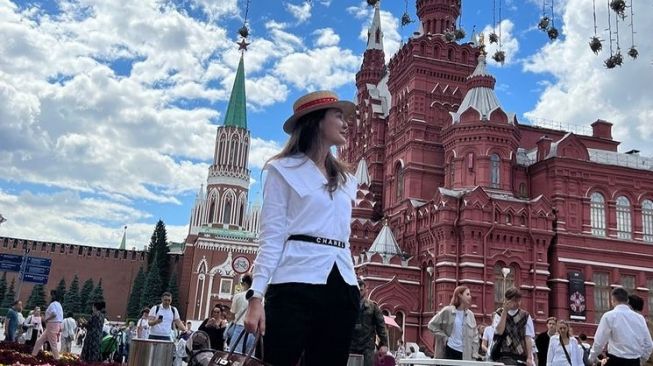 Luna Maya liburan di Rusia. [Instagram]