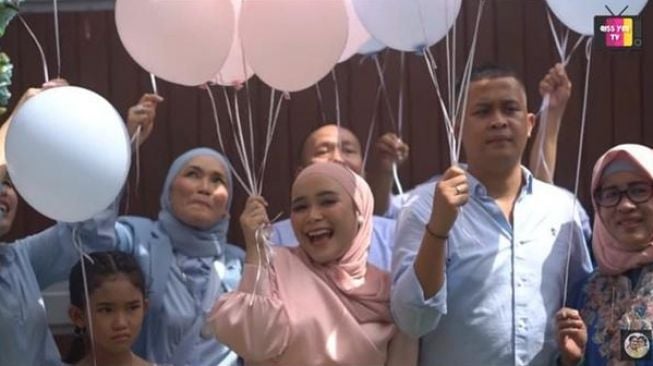 Momen Gender Reveal Kehamilan Syifa Adik Ayu Ting Ting. (YouTube/ Qiss You TV)