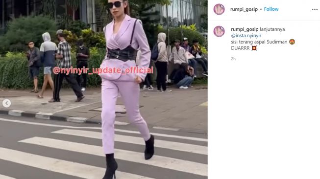 Intip gaya model Indonesia, Tiffany Jolie yang catwalk di Citayam Fashion Week, justru banjir hujatan dari warganet (Instagram/rumpi_gosip)