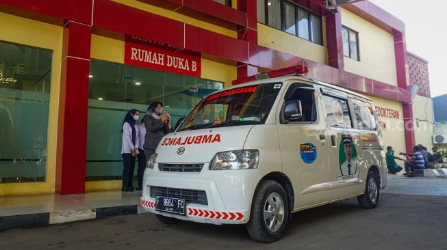 Keluarga menjemput jenazah korban kecelakaan truk tangki Pertamina di RS Polri, Jakarta Timur, Selasa (19/7/2022). [Suaram.com/Alfian Winanto]