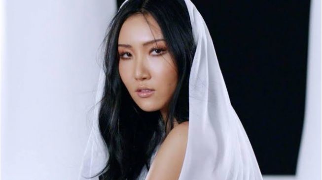 Setelah 4 Tahun, Hwasa MAMAMOO dan Loco Tampak Bersama di Video Somebody