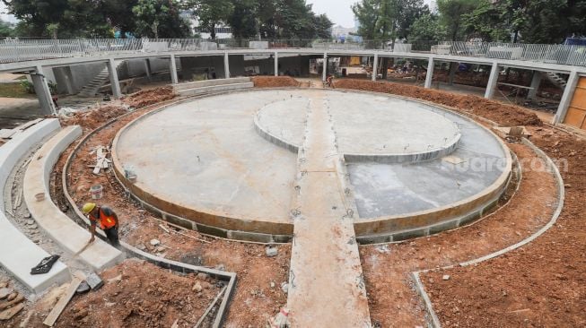 Pekerja menyelesaikan proyek revitalisasi Taman Martha Tiahahu di kawasan Blok M, Jakarta Selatan, Selasa (19/7/2022). [Suara.com/Alfian Winanto]