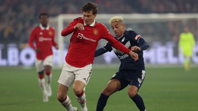 Bek sentral Manchester United, Victor Lindelof (kiri). [MARTIN KEEP / AFP]