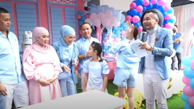 Momen Gender Reveal Kehamilan Syifa Adik Ayu Ting Ting. (YouTube/ Qiss You TV)