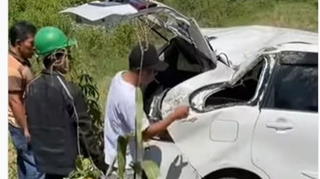 Toyota Avanza yang dikendarai bocil nyungsep di parit (Instagram)