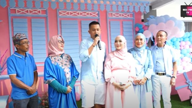 Momen Gender Reveal Kehamilan Syifa Adik Ayu Ting Ting. (YouTube/ Qiss You TV)