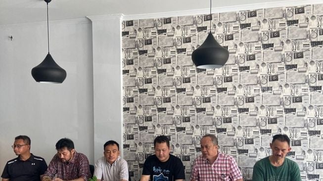 Forum Warga Cibubur mendesak agar keberadaan traffic light atau lampu merah di depan kompleks Citra Grand Cibubur CBD ditutup total seusai adanya kecelakaan maut truk Pertamina. (Suara.com/Bagaskara)