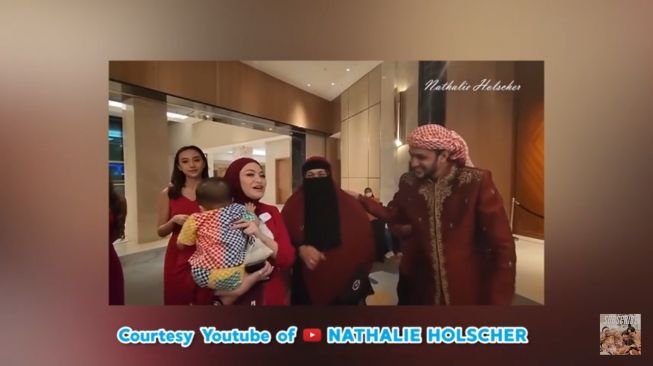 Ustaz Kasif Heer dan Nathalie Holscher. [YouTube Nathalie Holscher]