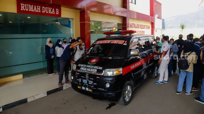 Keluarga menjemput jenazah korban kecelakaan truk tangki Pertamina di RS Polri, Jakarta Timur, Selasa (19/7/2022). [Suaram.com/Alfian Winanto]