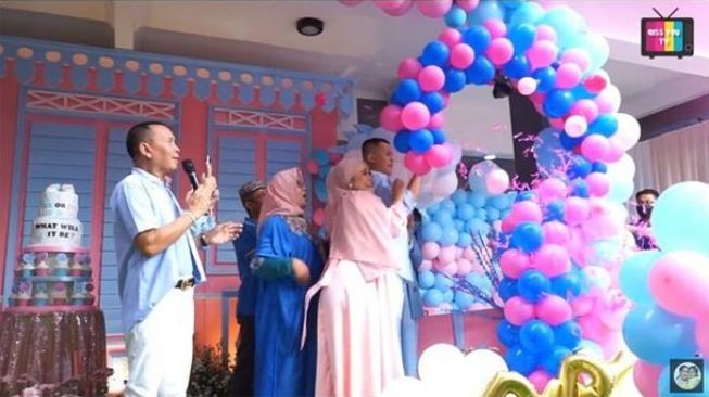 Momen Gender Reveal Kehamilan Syifa Adik Ayu Ting Ting. (YouTube/ Qiss You TV)