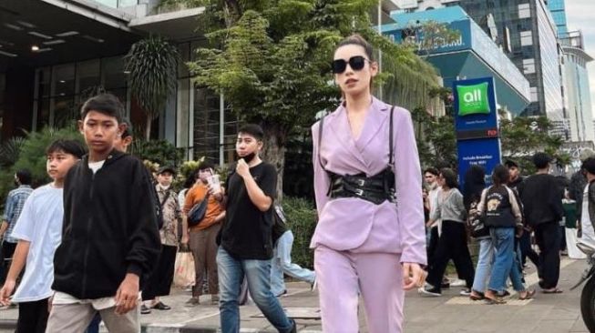 Tiffany Jolie Bergaya di Citayam Fashion Week, Malah Disuruh Minggir