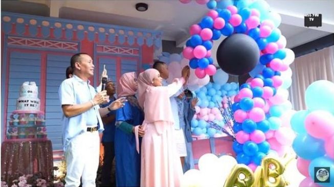 9 Momen Pesta Gender Reveal Syifa, Ibu Ayu Ting Ting Ambruk karena Kecewa