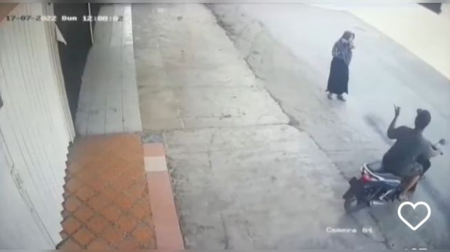 Viral Video Aksi Pria Begal Payudara Sasar Wanita Berhijab di Medan, Polisi Buru Pelaku