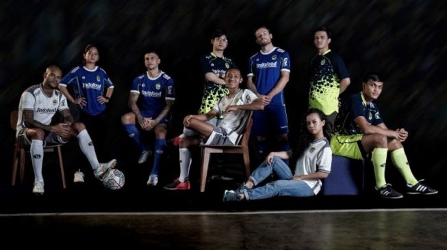 Sejumlah pemain mengenakan seragam anyar Persib Bandung untuk Liga 1 musim 2022-2023. (ANTARA/HO-Persib Bandung)