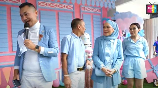 Momen Gender Reveal Kehamilan Syifa Adik Ayu Ting Ting. (YouTube/ Qiss You TV)