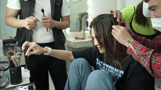 Luna Maya minta dicarikan uban (YouTube/Luna Maya)