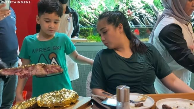 Momen Nagita Slavina Makan Steak Berlapis Emas (YouTube Rans Entertainment)