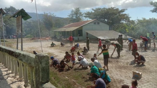 Gotong Royong TNI Bersama Rakyat Benahi Makoramil 1605/03 Weluli