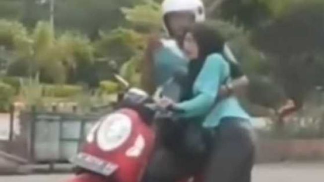 Pria Paksa Wanita Naik Motor Hingga Baju Tersingkap