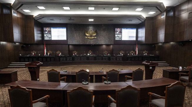 Suasana sidang putusan uji materi Undang-Undang Nomor 35 Tahun 2009 tentang Narkotika terhadap UUD 1945 dengan pemohon Dwi Pertiwi, Santi Warastuti, Nafiah Murhayanti, Perkumpulan Rumah Cemara, Institute for Criminal Justice Reform (ICJR), dan Perkumpulan Lembaga Bantuan Hukum Masyarakat atau Lembaga Bantuan Hukum Masyarakat (LBHM) di Ruang Sidang Gedung MK, Jakarta, Rabu (20/7/2022). ANTARA FOTO/Aprillio Akbar