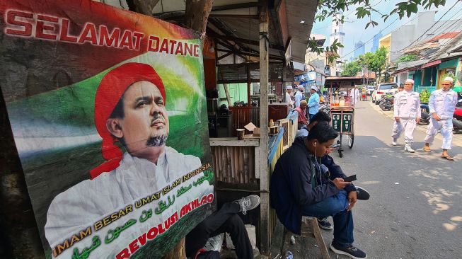 Pendukung Rizieq Shihab berada di Petamburan III, Jakarta, Rabu (20/72022).  ANTARA FOTO/Muhammad Iqbal
