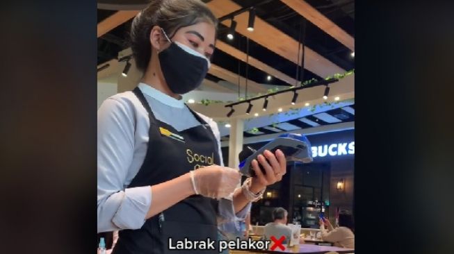 Tangkapan layar video viral istri ajak suami makan di tempat kerja pelakor. [TikTok]