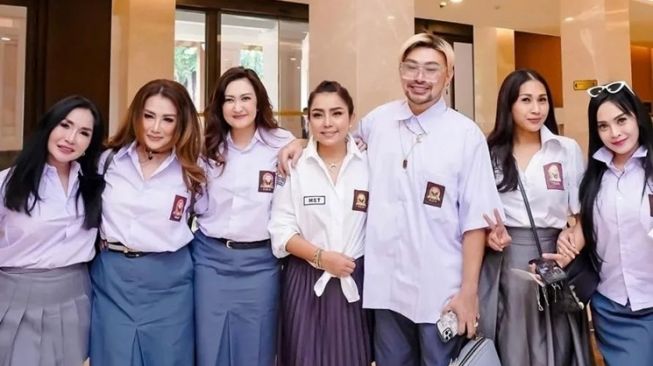 Masih Cocok Jadi Anak Sekolah, 5 Gaya Penyanyi Pakai Baju SMA