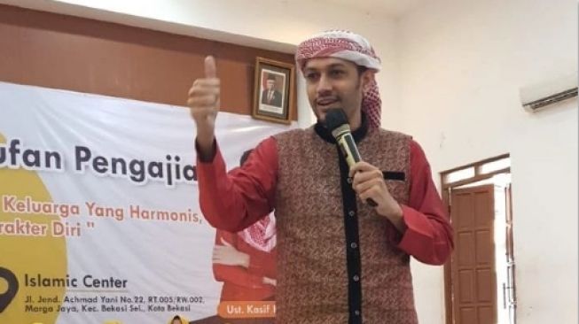 Profil Kasif Heer, Ustaz Ganteng yang Memberikan Umrah Gratis Ke Nathalie Holscher