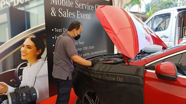 Sebuah produk Mercedes-Benz tengah ditangani teknisi berpengalaman dari PT Suri Motor Indonesia [PT Mercedes-Benz Distribution Indonesia].